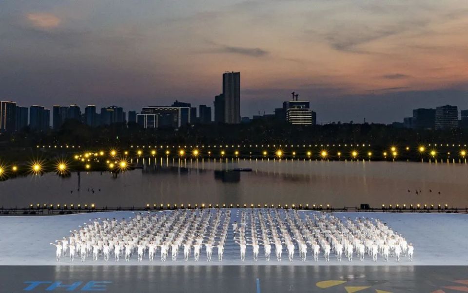 家人欢聚的, 背靠 家人欢聚的, 背靠